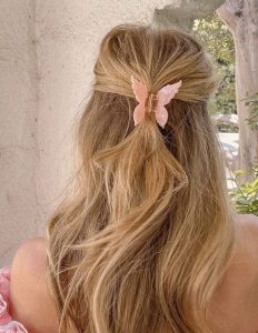 The easiest way to make this half-up style look intentional AF for Valentine's Day? Choose the right claw clip! 
